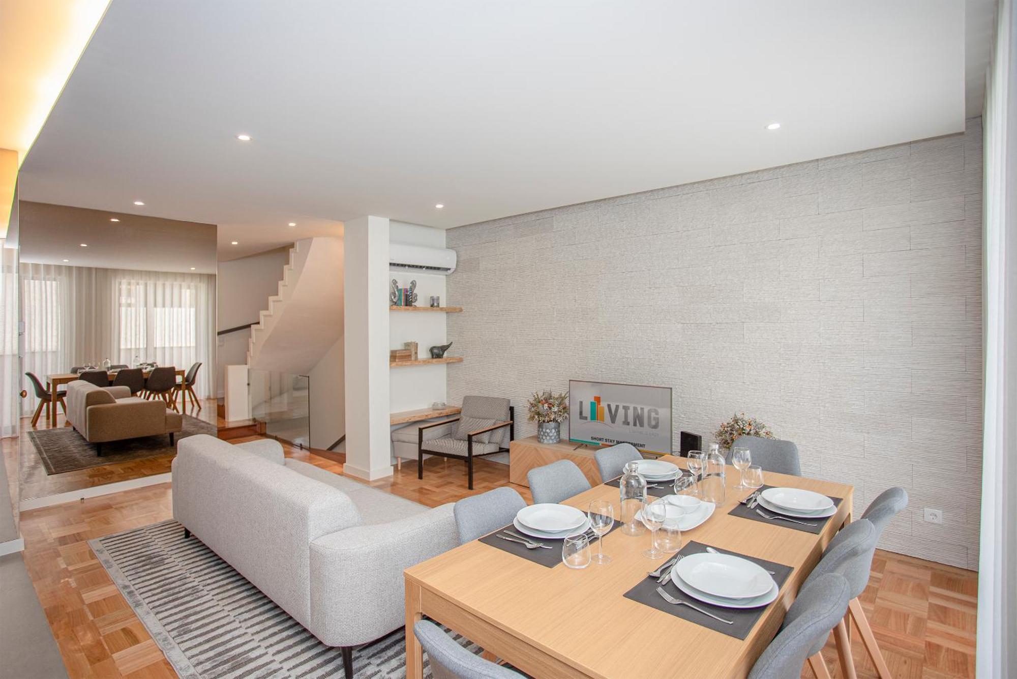Liiiving In - Design Bright House