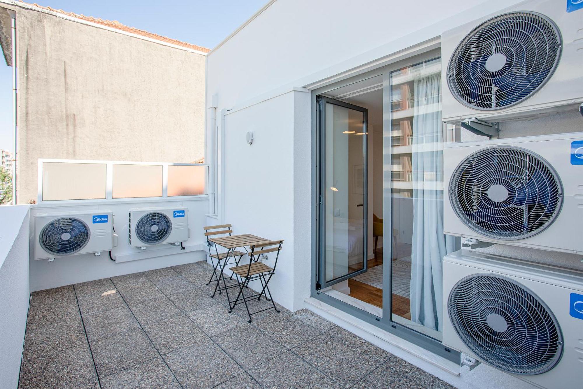 Liiiving In - Design Bright House Oporto